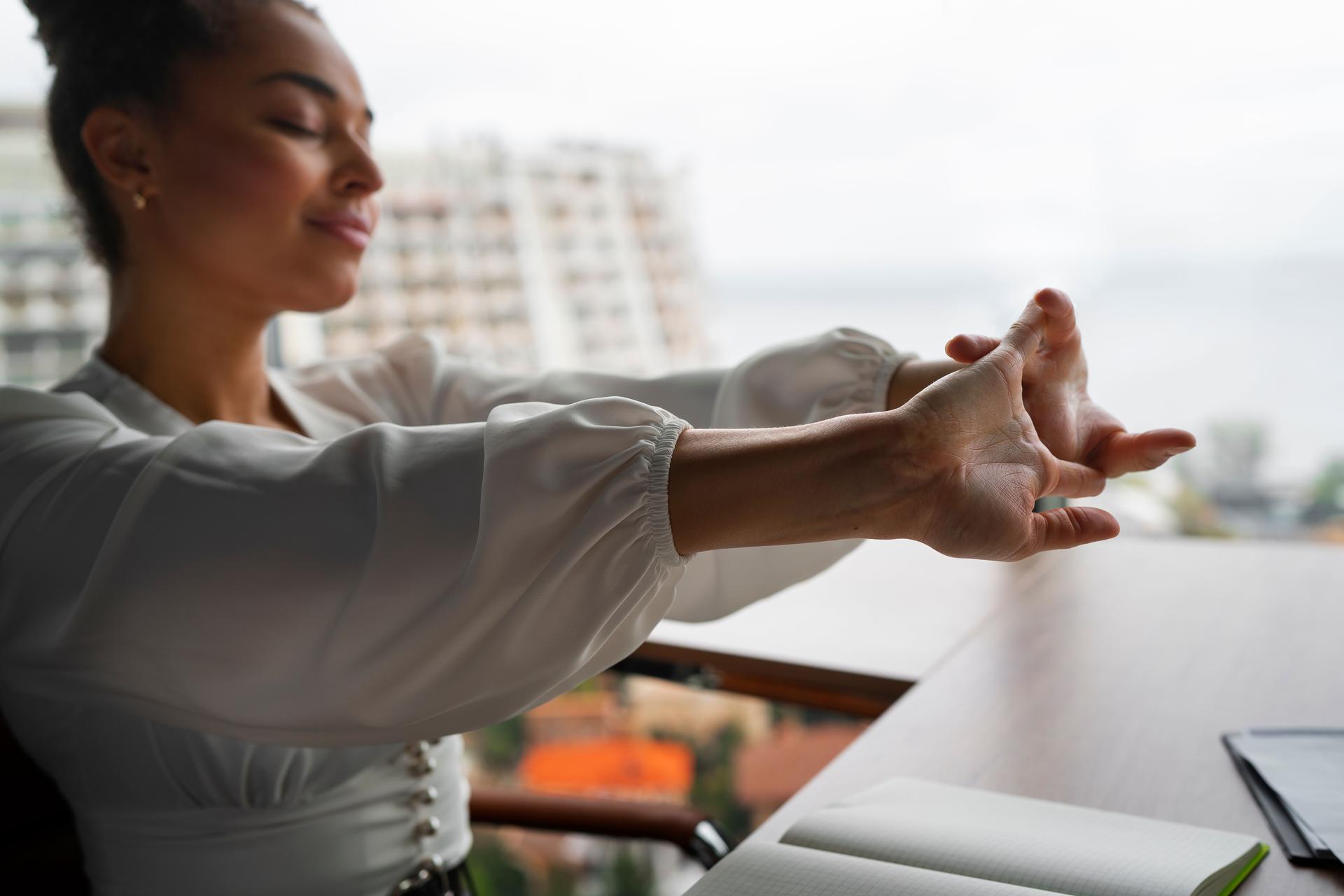 Étirement pratiquée et respiration consciente pour se relaxer, symbolisant le lâcher-prise et la quête de sérénité au quotidien.