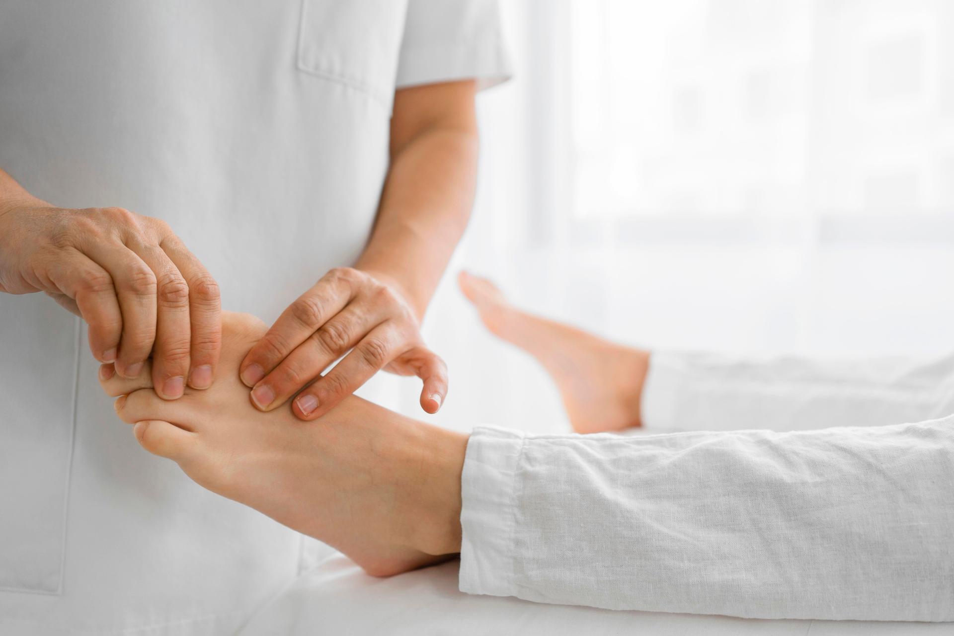 Massage ciblé par un réflexologue pour rééquilibrer l'énergie vitale et soulager les tensions corporelles à travers des pressions douces sur les pieds d'un patient.