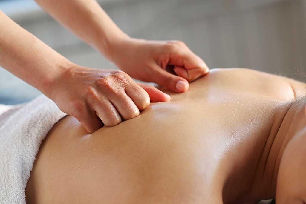 Massage Tui Na en cours, utilisant des pressions ciblées pour soulager les tensions musculaires et rééquilibrer l'énergie vitale.