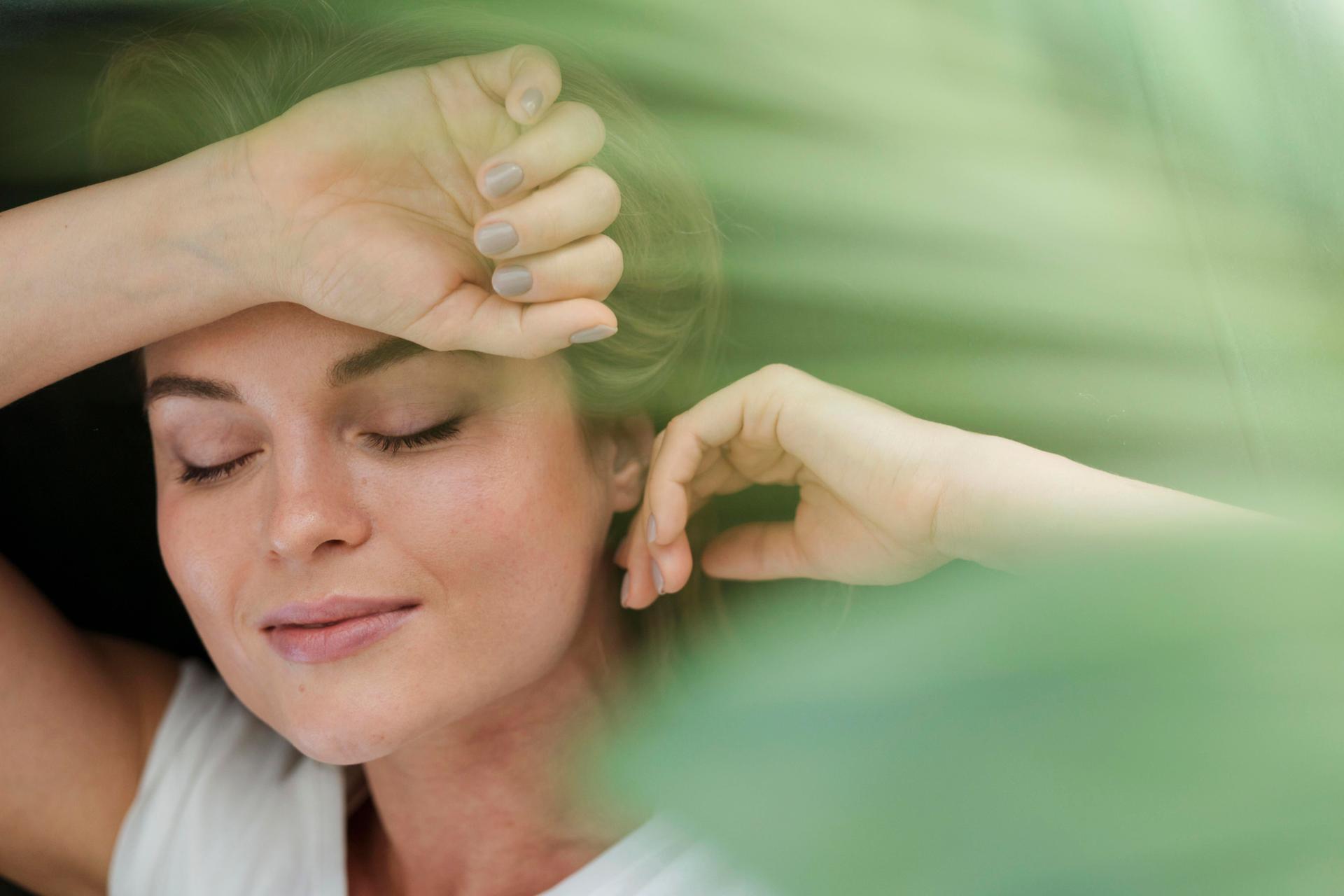 Femme détendue illustrant les bienfaits de la médecine douce