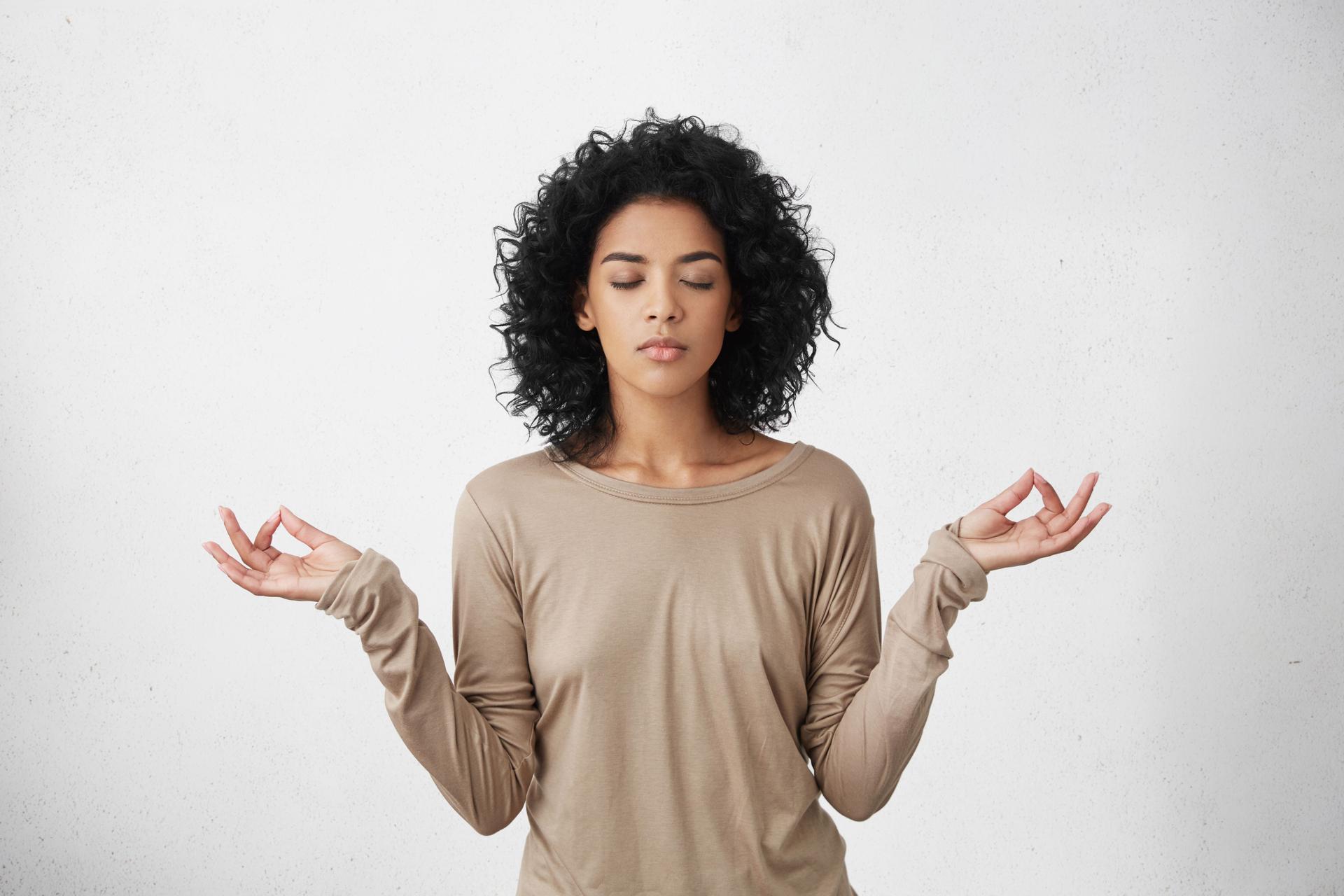 Femme en état de relaxation profonde, illustrant l'hypnose et la pleine conscience.